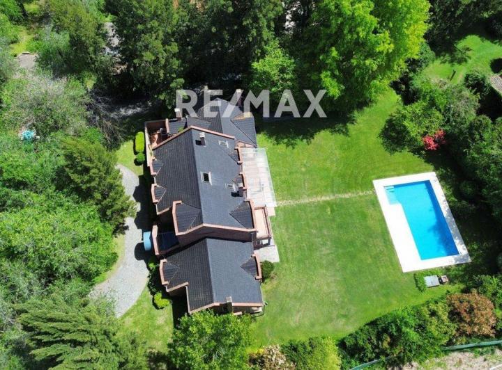 Casa · 447m² · 8 Ambientes · 2 Cocheras