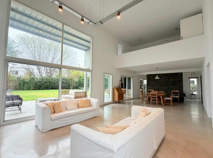 Casa · 297m² · 7 Ambientes · 2 Cocheras