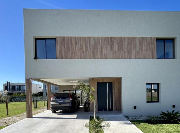 Casa · 200m² · 6 Ambientes · 4 Cocheras