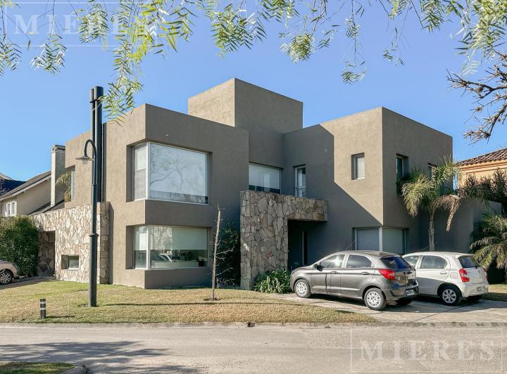 Casa · 232m² · 5 Ambientes · 4 Cocheras