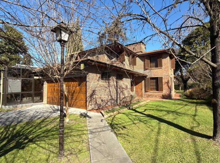 Casa · 370m² · 5 Ambientes · 1 Cochera