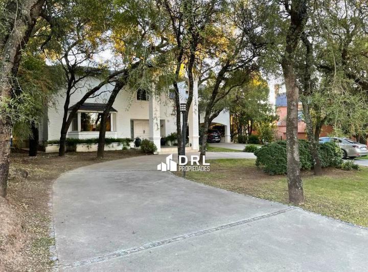 Casa · 480m² · 12 Ambientes · 3 Cocheras