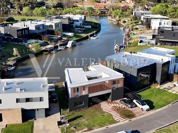 Casa · 229m² · 4 Ambientes · 1 Cochera