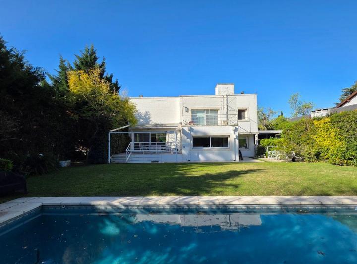 Casa · 251m² · 8 Ambientes · 2 Cocheras