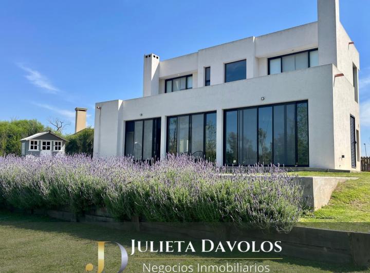 Casa · 270m² · 6 Ambientes · 2 Cocheras