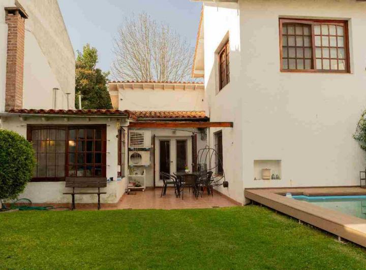 Casa · 160m² · 6 Ambientes · 2 Cocheras