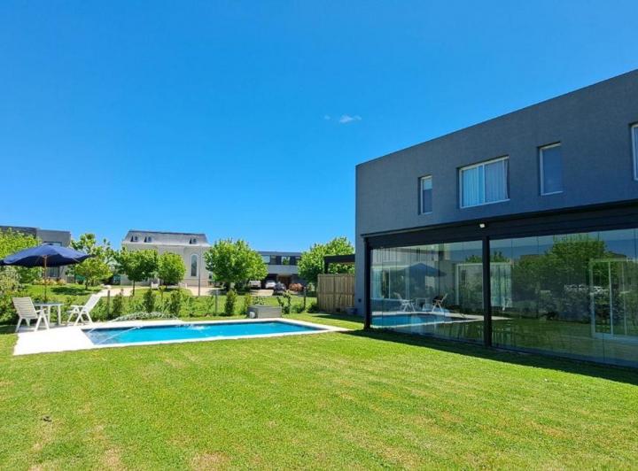 Casa · 240m² · 5 Ambientes · 3 Cocheras