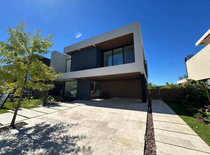 Casa · 550m² · 7 Ambientes · 2 Cocheras