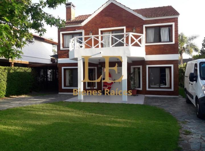 Casa · 230m² · 5 Ambientes · 5 Cocheras