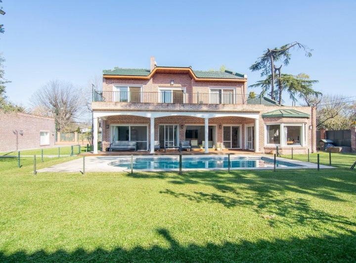 Casa · 485m² · 13 Ambientes · 6 Cocheras