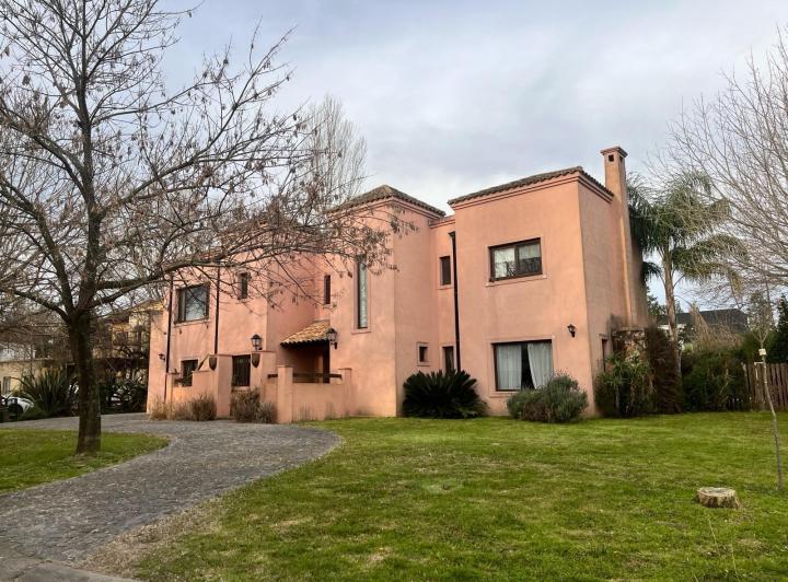 Casa · 252m² · 5 Ambientes · 4 Cocheras