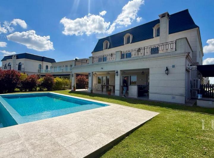 Casa · 341m² · 7 Ambientes · 4 Cocheras