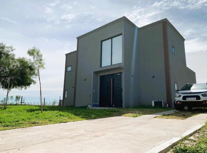 Casa · 200m² · 5 Ambientes · 2 Cocheras