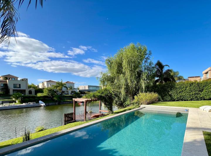 Casa · 530m² · 8 Ambientes · 2 Cocheras