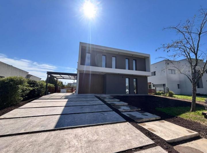 Casa · 169m² · 5 Ambientes · 4 Cocheras