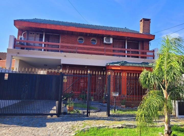 Casa · 350m² · 6 Ambientes · 6 Cocheras
