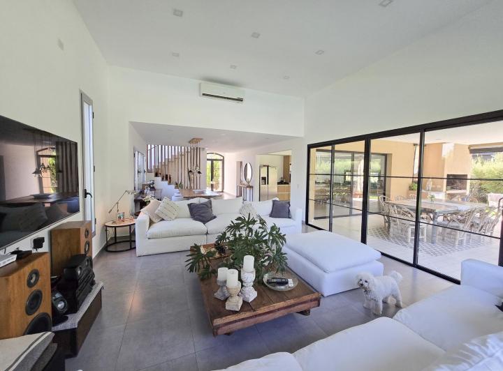 Casa · 220m² · 5 Ambientes · 4 Cocheras