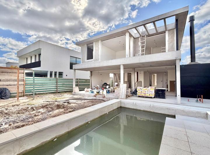 Casa · 261m² · 5 Ambientes · 1 Cochera
