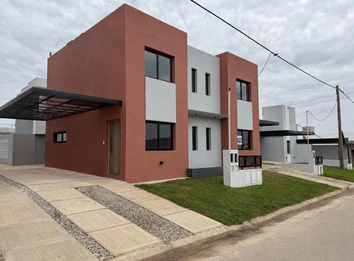Casa · 90m² · 4 Ambientes · 2 Cocheras