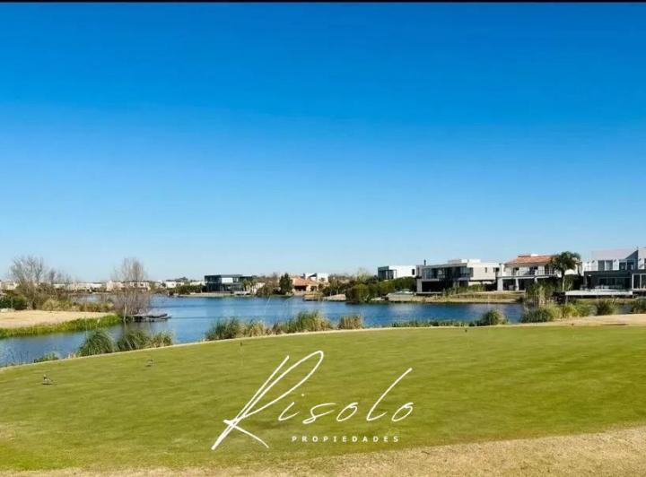 Terreno · 816m²