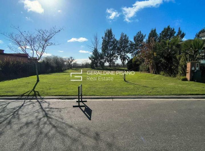 Terreno · 701m²