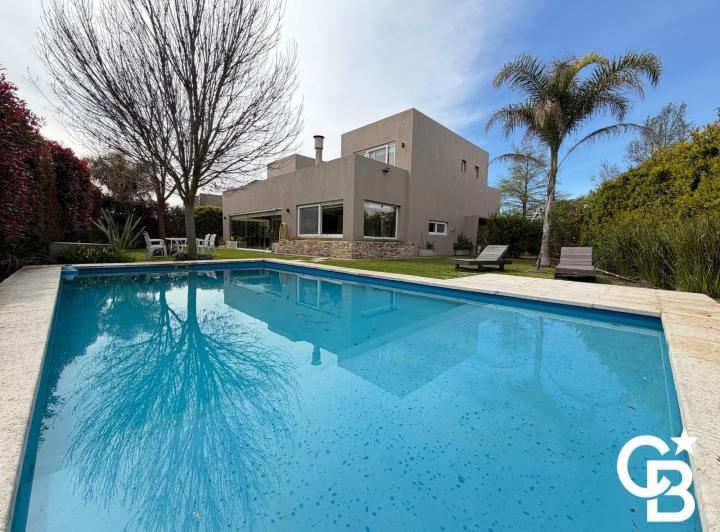 Casa · 239m² · 5 Ambientes · 4 Cocheras