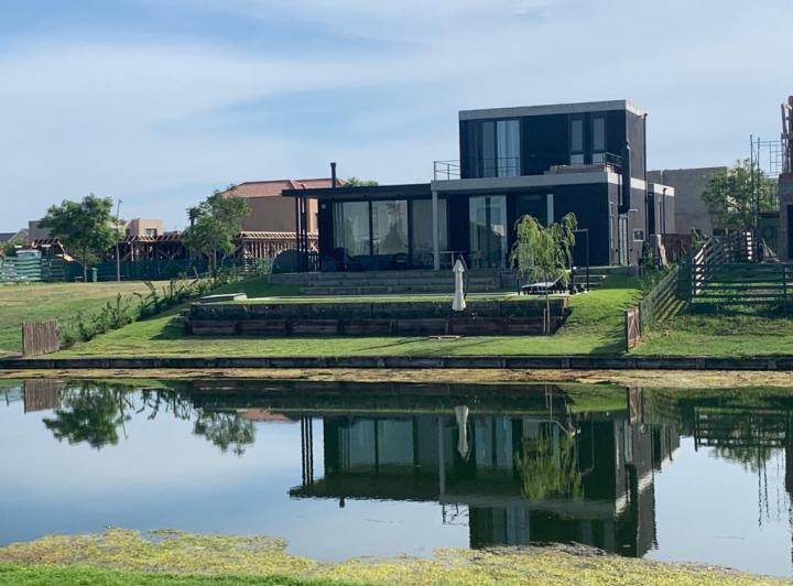 Casa · 220m² · 6 Ambientes · 2 Cocheras