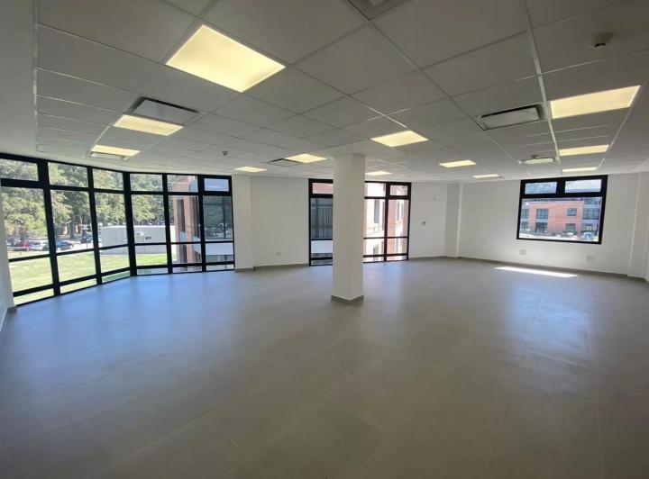 Oficina comercial · 81m² · 1 Ambiente · 1 Cochera