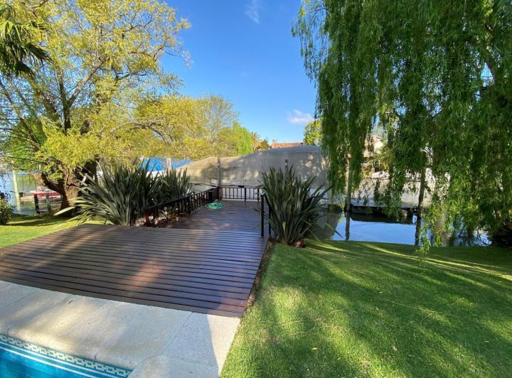 Casa · 44000m² · 5 Ambientes