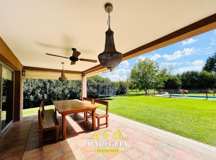 Casa · 300m² · 5 Ambientes · 2 Cocheras
