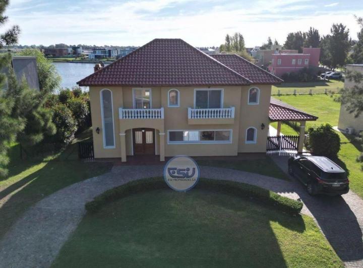 Casa · 220m² · 4 Ambientes · 1 Cochera