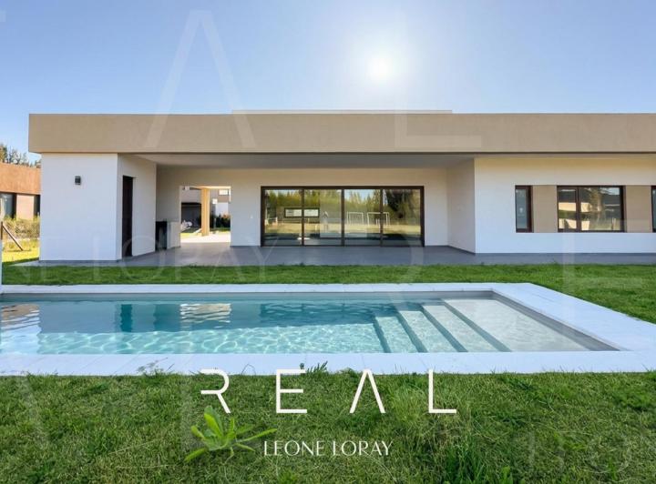 Casa · 206m² · 4 Ambientes · 2 Cocheras