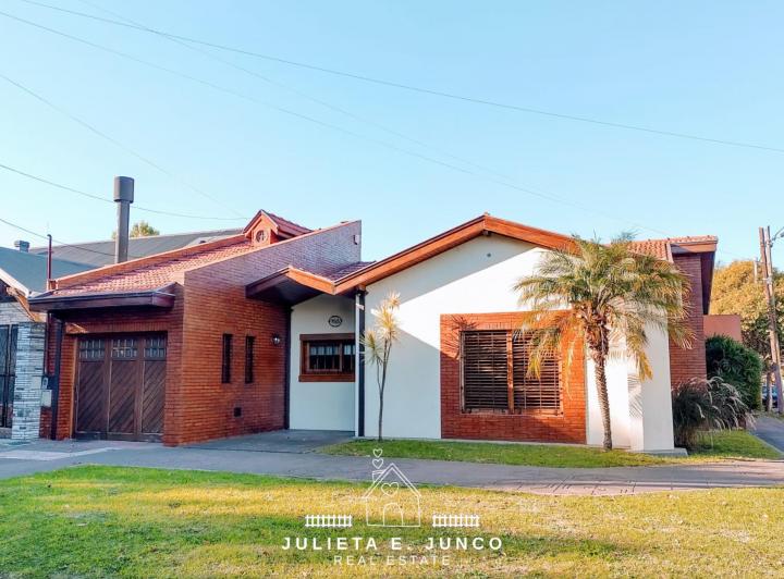 Casa · 160m² · 4 Ambientes · 2 Cocheras