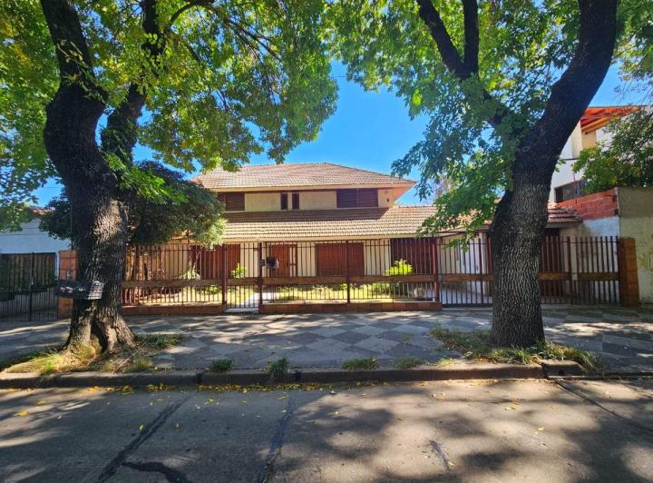 Casa · 350m² · 4 Ambientes · 1 Cochera