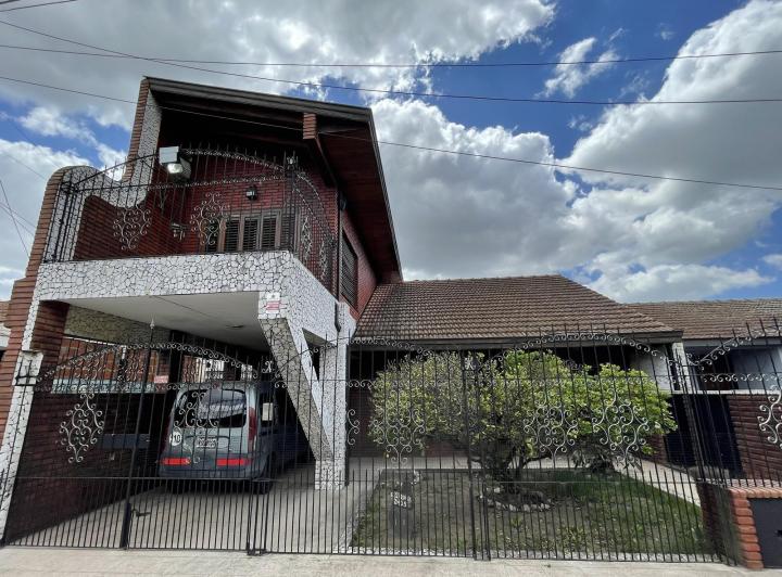 Casa · 235m² · 5 Ambientes · 2 Cocheras