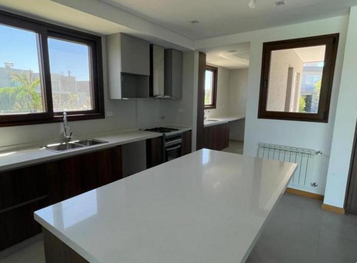Casa · 243m² · 4 Ambientes · 2 Cocheras