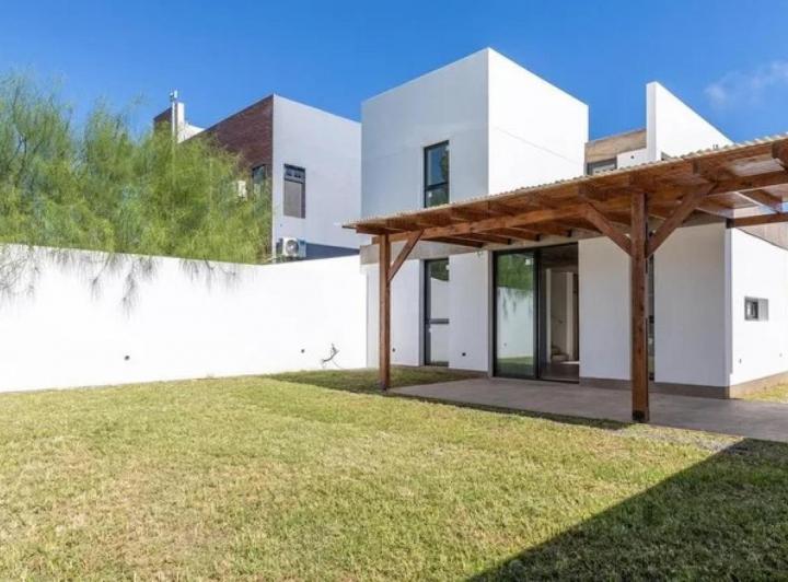Casa · 141m² · 5 Ambientes · 2 Cocheras