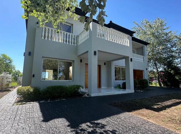Casa · 280m² · 5 Ambientes