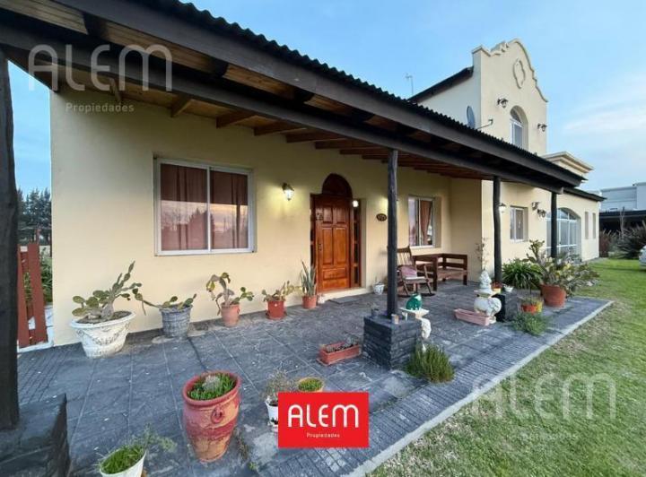 Casa · 250m² · 4 Ambientes · 2 Cocheras