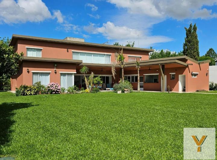 Casa · 425m² · 5 Ambientes · 2 Cocheras