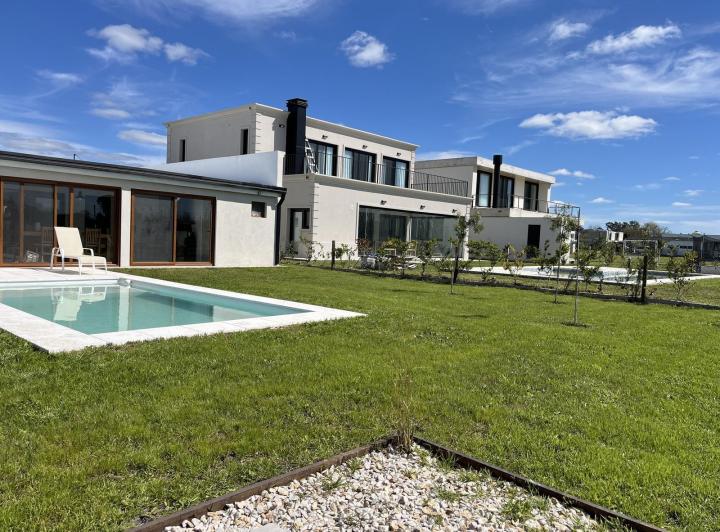 Casa · 175m² · 7 Ambientes · 4 Cocheras