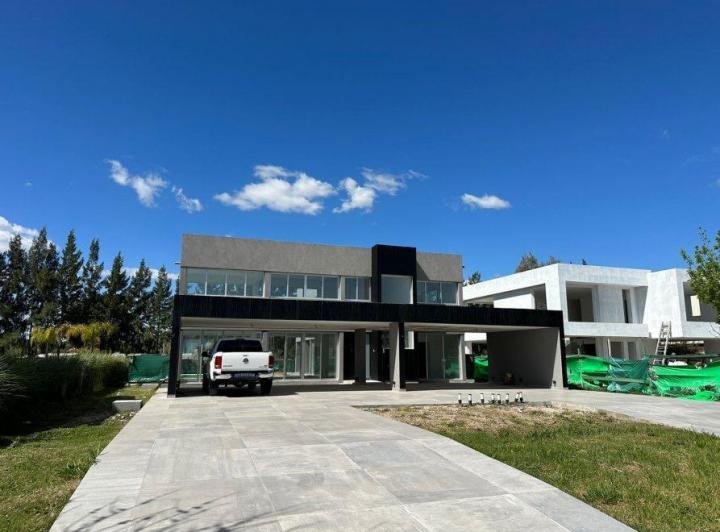 Casa · 300m² · 5 Ambientes · 4 Cocheras