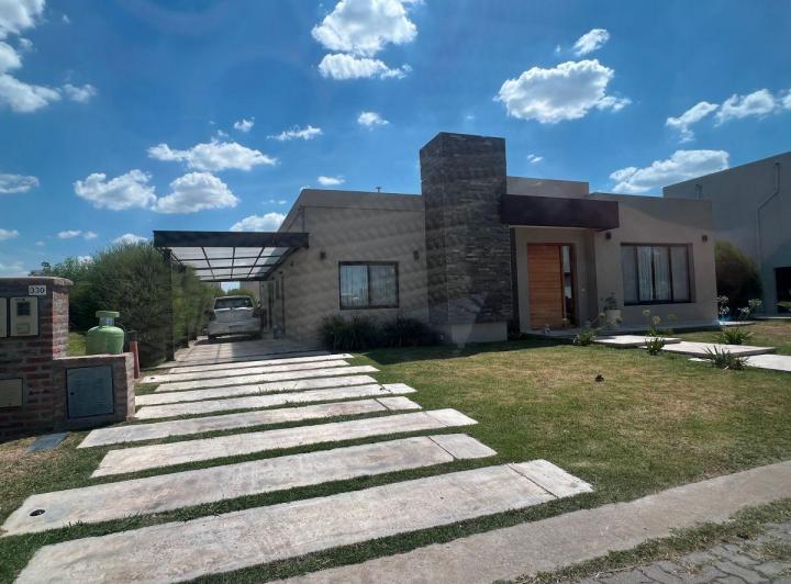 Casa · 100m² · 4 Ambientes · 2 Cocheras