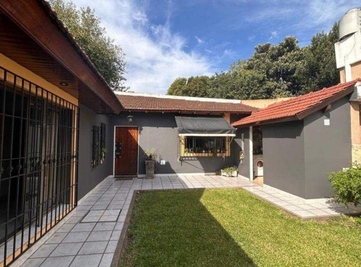Casa · 180m² · 5 Ambientes · 8 Cocheras