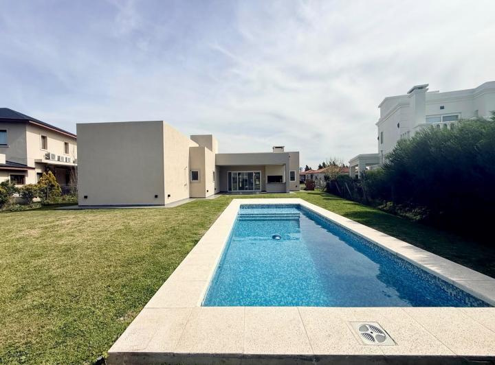 Casa · 145m² · 4 Ambientes · 2 Cocheras