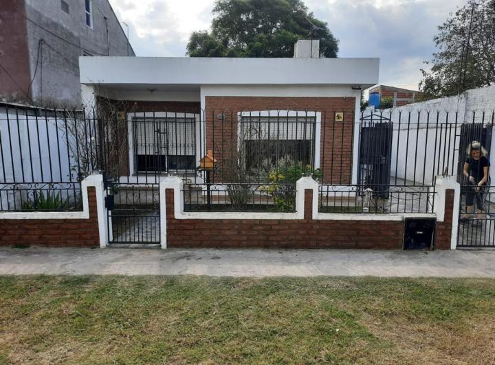 Casa · 130m² · 4 Ambientes · 3 Cocheras