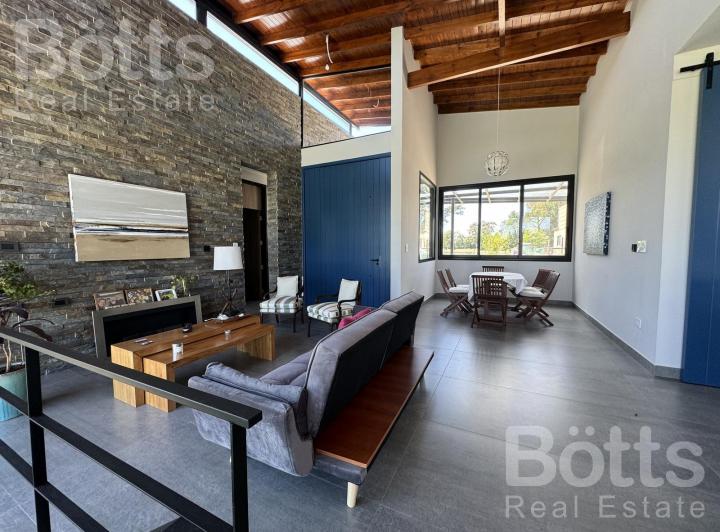 Casa · 178m² · 4 Ambientes · 2 Cocheras