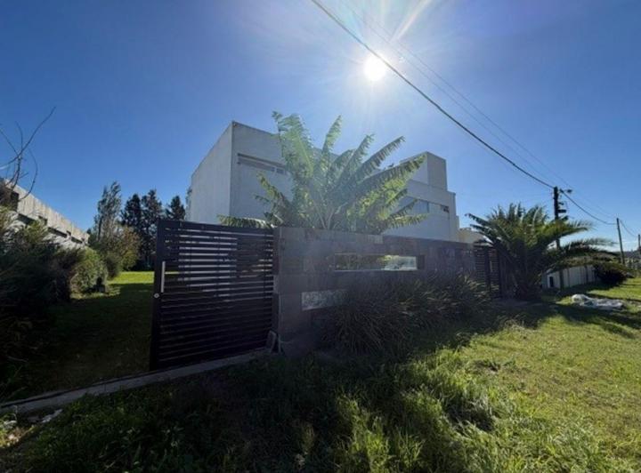 Casa · 1936m² · 4 Ambientes · 2 Cocheras