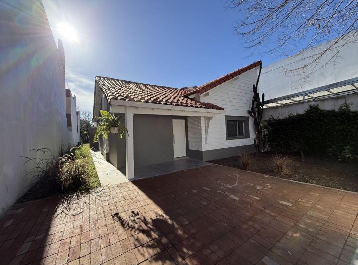 Casa · 128m² · 3 Ambientes · 2 Cocheras