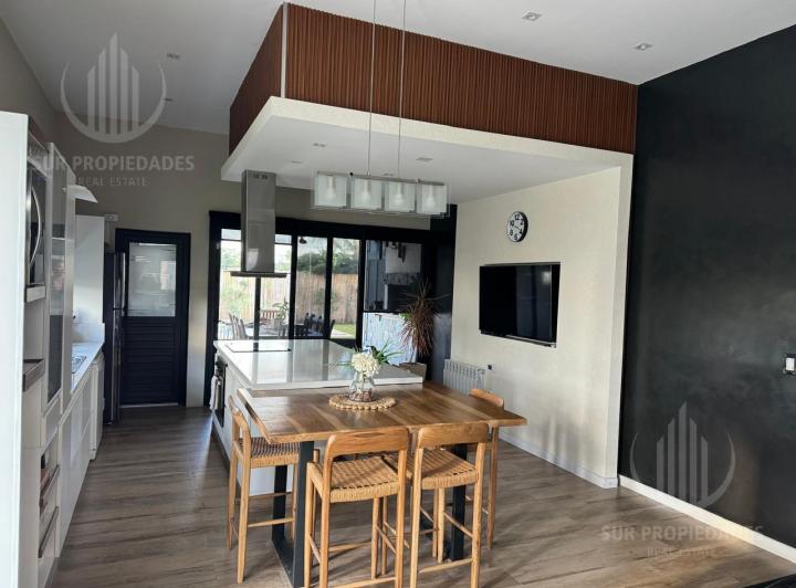 Casa · 156m² · 4 Ambientes · 2 Cocheras